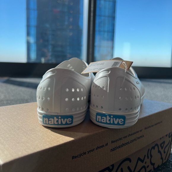 Native Jericho white woman’s size 8 waterproof sneaker shoes - Picture 3 of 5